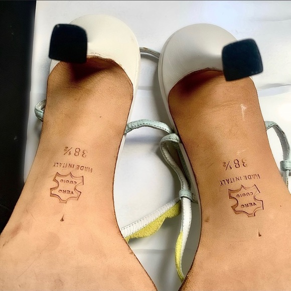 Manolo Blahnik T-Bar Scallop Strap Sandals 38 1/2 - Picture 6 of 6